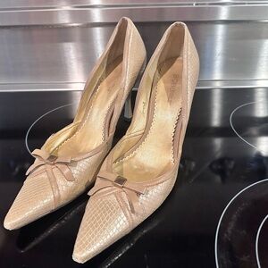 BCBGirls Nude Snakeskin-Textured Pointed Toe Bow Pumps Dress Shoes size 9.5